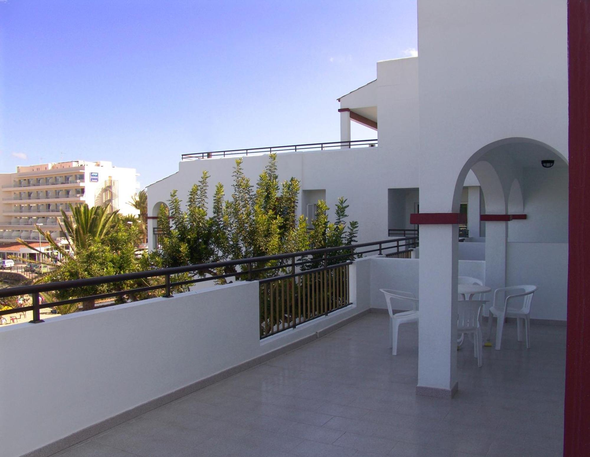 Apartamentos Playa Es Cana ภายนอก รูปภาพ